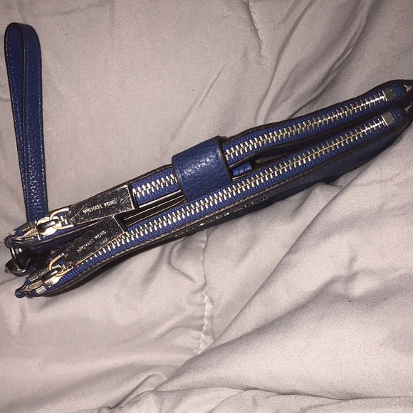 Auth Used MK Adele Double-Zip Pebble Leather Phone Walllet/Wristlet (Blue) - Picture 7 of 9